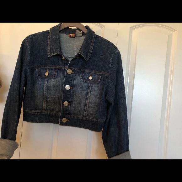 Short jean jacket.  Size large - Picture 2 of 4